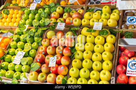 MADRID, Spagna - 07 settembre 2017: mele a San Miguel market Foto Stock
