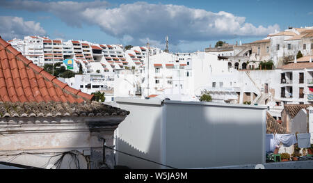 Albufeira, Portogallo - 3 Maggio 2018: vista di tipici edifici nel centro turistico su una giornata di primavera Foto Stock