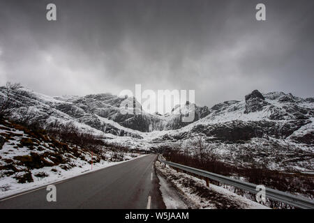 La strada verso Nusfjord in Isole Lofoten in Norvegia Foto Stock