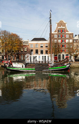 Barche ormeggiate in Nieuwe Haven a Dordrecht, Paesi Bassi. Un edificio dal 1730 sorge a destra dell'immagine. Foto Stock