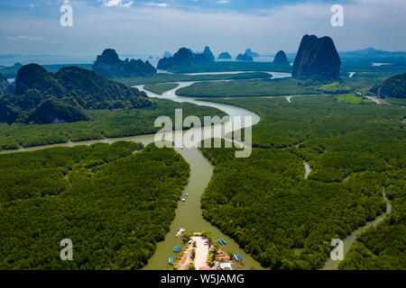 Antenna fuco vista di un piccolo molo di legno tradizionali barche Longtail che conduce nella foresta di mangrovie (Phang Nga Bay) Foto Stock