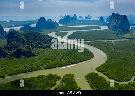 Antenna fuco vista della bellissima foresta di mangrovie e scogliere calcaree nella Baia di Phang Nga, Thailandia Foto Stock