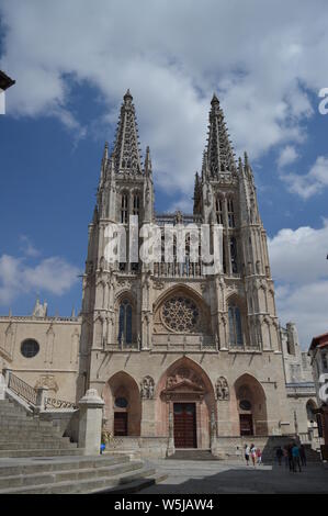 Splendida Facciata principale della Cattedrale di Burgos. Agosto 28, 2013. Burgos, Castilla Leon, Spagna. Vacanza natura street photography. Foto Stock