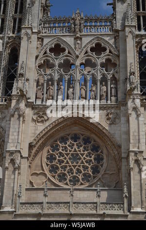 Favoloso rosone sulla facciata principale della cattedrale datata nel XII secolo a Burgos. Agosto 28, 2013. Burgos, Castilla Leon, Spagna. Vacanza Natu Foto Stock