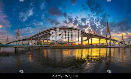 Panorama - Il Ponte di Bhumibol1 o anello industriale ponte nella notte tempo. Foto Stock