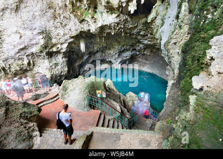Los Tres Ojos - serie di tre laghi situati nella grotta di pietra calcarea in Santo Domingo, Repubblica Dominicana Foto Stock
