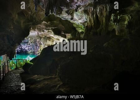 Los Tres Ojos - serie di tre laghi situati nella grotta di pietra calcarea in Santo Domingo, Repubblica Dominicana Foto Stock