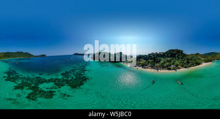 360 gradi di antenna senza giunture panorama delle belle barriere coralline attorno a una remota isola tropicale Foto Stock