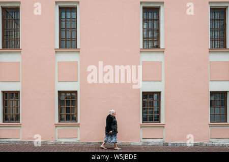 Mosca, Russia - Luglio 18, 2019: nonna cammina lungo la Grande Znamensky lane. Foto Stock