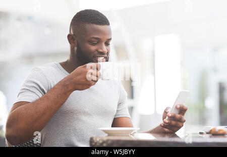 African American uomo avente una prima colazione in caffetteria Foto Stock
