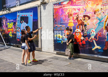 Hong Kong - Luglio 26, 2019: di Disney e Pixar "Toy Story 4" Filmato sullo sfondo display con i personaggi dei cartoni animati attività espositiva nella città di Porto,Tsim Sha Foto Stock