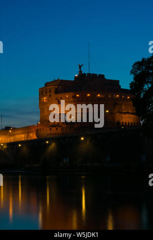 San Angelo il castello di notte bella vista e riflessioni sul fiume Foto Stock