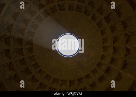 Roma, Italia - 16 Giugno 2019: un quasi symetric ritratto del tetto del Pantheon di Roma, Italia. Un grande foro circolare nel tetto con predisposti in pietra Foto Stock