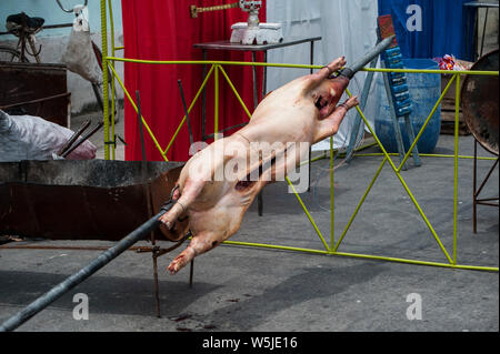 Maiale grezzo pronto per l'arrosto a una fiera di strada di Las Tunas, Cuba Foto Stock