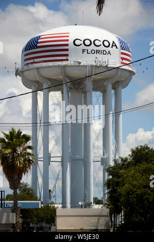 Torre di acqua al cacao in Florida con grande bandiera usa florida usa stati uniti d'America Foto Stock