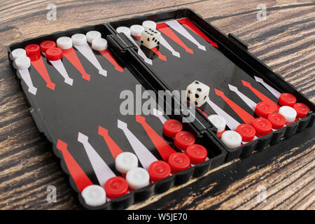 Piccola tasca backgammon su un tavolo di legno. Foto Stock