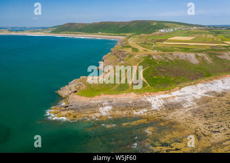 Vista aerea di scogliere e di onde sulla vite testa dell area della Penisola di Gower Foto Stock