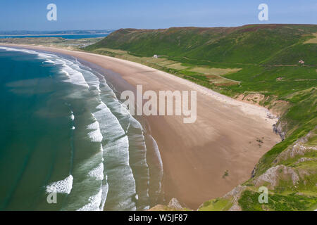 Vista aerea di una grande spiaggia di sabbia dorata e oceano surf Foto Stock