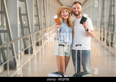 Il concetto di viaggio. Amare giovane azienda i passaporti con biglietti Foto Stock