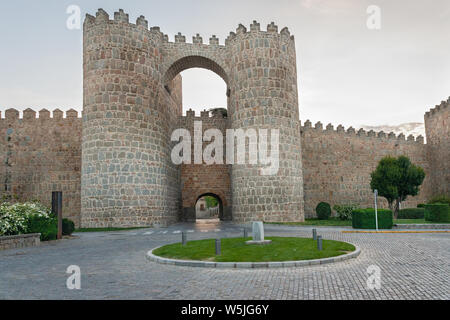 Porta dell'Alcazar nelle mura della città di Avila, Spagna Foto Stock