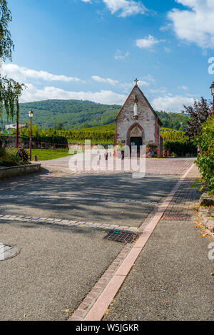 Piccola cappella situata nella parte anteriore del vigneto, Ammerschwihr, Alsazia strada del vino, Francia Foto Stock