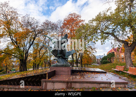 Gli Swans scultura di Jussi Mäntynen davanti a Turku Museum of Art, romantico il nazionalismo in architettura, Turku, Finlandia Foto Stock