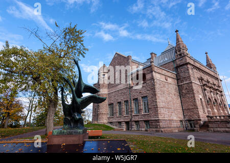 Gli Swans scultura di Jussi Mäntynen davanti a Turku Museum of Art, romantico il nazionalismo in architettura, Turku, Finlandia Foto Stock