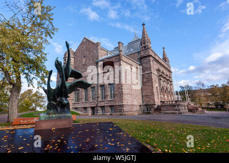 Gli Swans scultura di Jussi Mäntynen davanti a Turku Museum of Art, romantico il nazionalismo in architettura, Turku, Finlandia Foto Stock