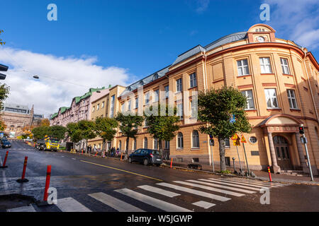 Cygnaeus Skola edificio in Aurakatu street con il Turku Museum of Art, romantico il nazionalismo in architettura, Turku, Finlandia Foto Stock