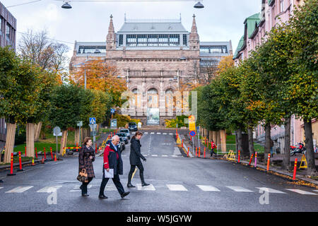 Le persone che attraversano le Aurakatu street con il Turku Museum of Art, romantico il nazionalismo in architettura, Turku, Finlandia Foto Stock