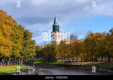 Cattedrale di Turku, il campanile a torre del fiume Aura, Turku, Finlandia Foto Stock