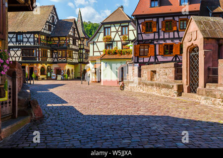 Panoramica old town nel centro storico di Kaysersberg, Alsazia, Francia, la città vecchia con i suoi colorati semi-case con travi di legno e il ponte di pietra Foto Stock