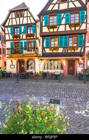 Colorata semi-case con travi di legno in Kaysersberg, Alsazia strada del vino, la Francia, la pittoresca città vecchia e destinazione turistica Foto Stock