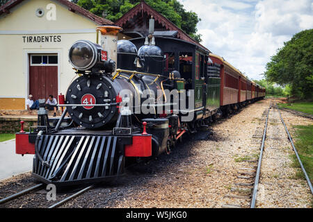 Tiradentes, Minas Gerais, Brasile - 3 Luglio 2015: l'annata traing che viaggia da Tiradentes di São João del Rei, presso la stazione di Tiradentes Foto Stock