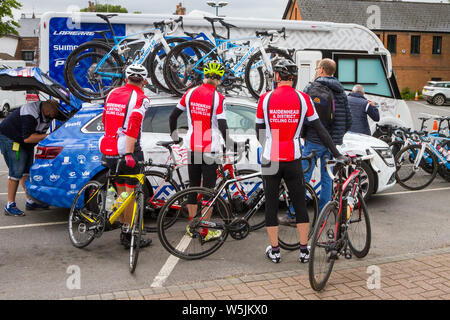 I ciclisti dilettanti da Maidenhead di distretto e di Club del ciclo all'inizio di una fase di energia OVO donna Tour Foto Stock