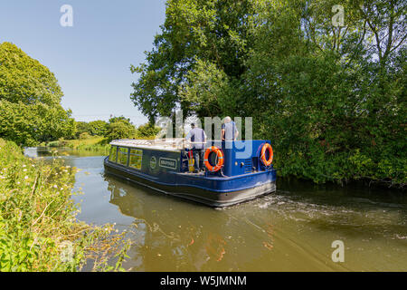 La barca Kingfisher Pleasure sul Chichester Ship Canal, West Sussex, Inghilterra, Regno Unito. Foto Stock