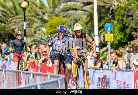Corridori di tutte le abilità e su alcune macchine interessante gara ciclo e in giro per le strade di Eastbourne e della più ampia South Downs del Sussex Foto Stock