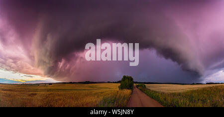 Panorama di nuvole temporalesche con shelf cloud e pioggia intensa Foto Stock