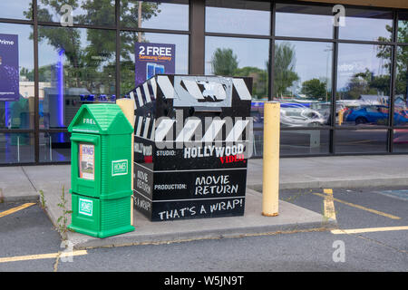 Klamath Falls, Oregon - Luglio 9, 2019: vecchia Hollywood film Video tornare drop off-box si trova abbandonato al vecchio filmato negozio di noleggio Foto Stock