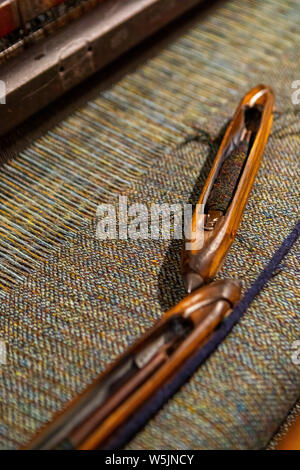 Close up di tessitura tradizionale shuttle Foto Stock