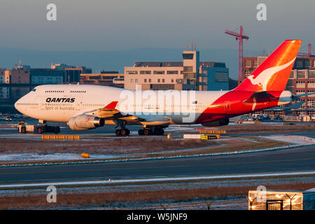 Francoforte / Germania - 8 dicembre 2012: Qantas Airways Boeing 747-400 VH-OJJ aereo passeggeri in rullaggio a Francoforte Aeroporto Foto Stock