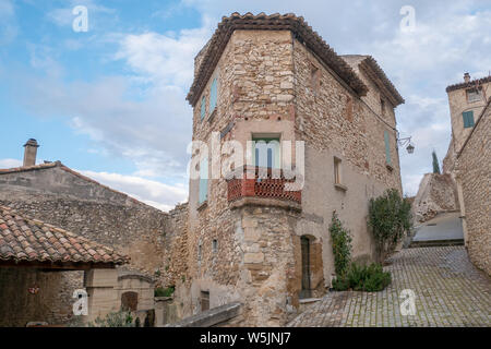 Gigondas, Francia - 17 Gennaio 2019: tipici edifici, strade e chiesa di Gigondas, Francese Rhone regione dei vini. Foto Stock