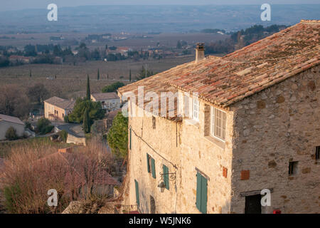 Gigondas, Francia - 17 Gennaio 2019: tipici edifici, strade e chiesa di Gigondas, Francese Rhone regione dei vini. Foto Stock