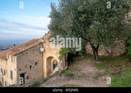 Gigondas, Francia - 17 Gennaio 2019: tipici edifici, strade e chiesa di Gigondas, Francese Rhone regione dei vini. Foto Stock