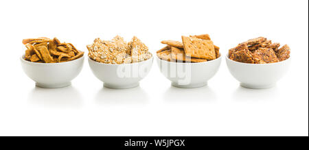 Salate cracker croccanti isolati su sfondo bianco. Foto Stock