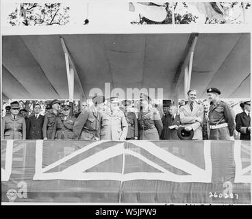 Un gruppo di notabili nella revisione di sostare sulla Charlottenberger Chausce durante il British Victory Parade di Berlino, Germania, L a R: Maresciallo di Campo Sir Bernard Montgomery, il Primo ministro inglese Winston Churchill, il Maresciallo di Campo Sir Harold Alexander, Segretario degli esteri britannico Anthony Eden, Gen. Lyne, comandante generale, British 7 Divisione Corazzate. Questo evento ha avuto luogo durante la Conferenza di Potsdam. Foto Stock