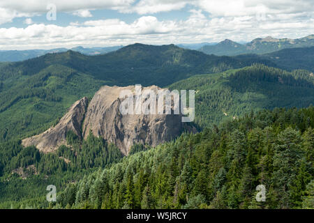 Monolito di invadente roccia ignea --1200 piede alta Wolf Rock in western Oregon Cascades, STATI UNITI D'AMERICA Foto Stock