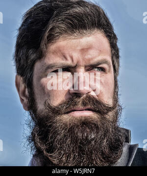 Ogni barba completamente unica. Capelli facciali barba e baffi cura. Barba tendenza di moda. Investire in un elegante aspetto. Crescere folta barba veloce. Uomo Barbuto hipster indossare tuta formale cielo blu sullo sfondo. Foto Stock