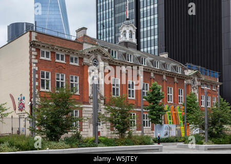 LONDRA, Regno Unito - 28 LUGLIO 2019: Vista esterna della Aldgate School (ex Sir John Cass's Foundation Primary School) nella città di Londra Foto Stock