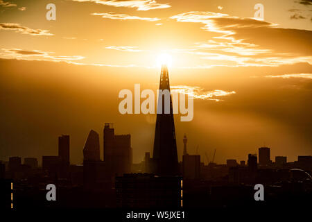 Londra, Regno Unito. 29 Luglio, 2019. Regno Unito Meteo: serata spettacolare tramonto lungo il grattacielo Shard edificio. Credito: Guy Corbishley/Alamy Live News Foto Stock